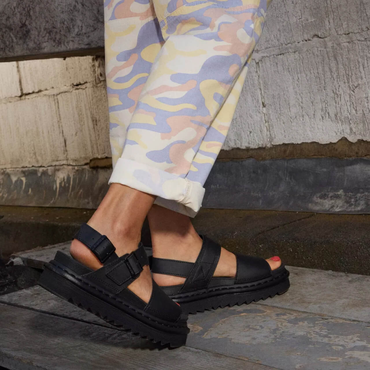 Dámske čierne sandále Dr. Martens Voss