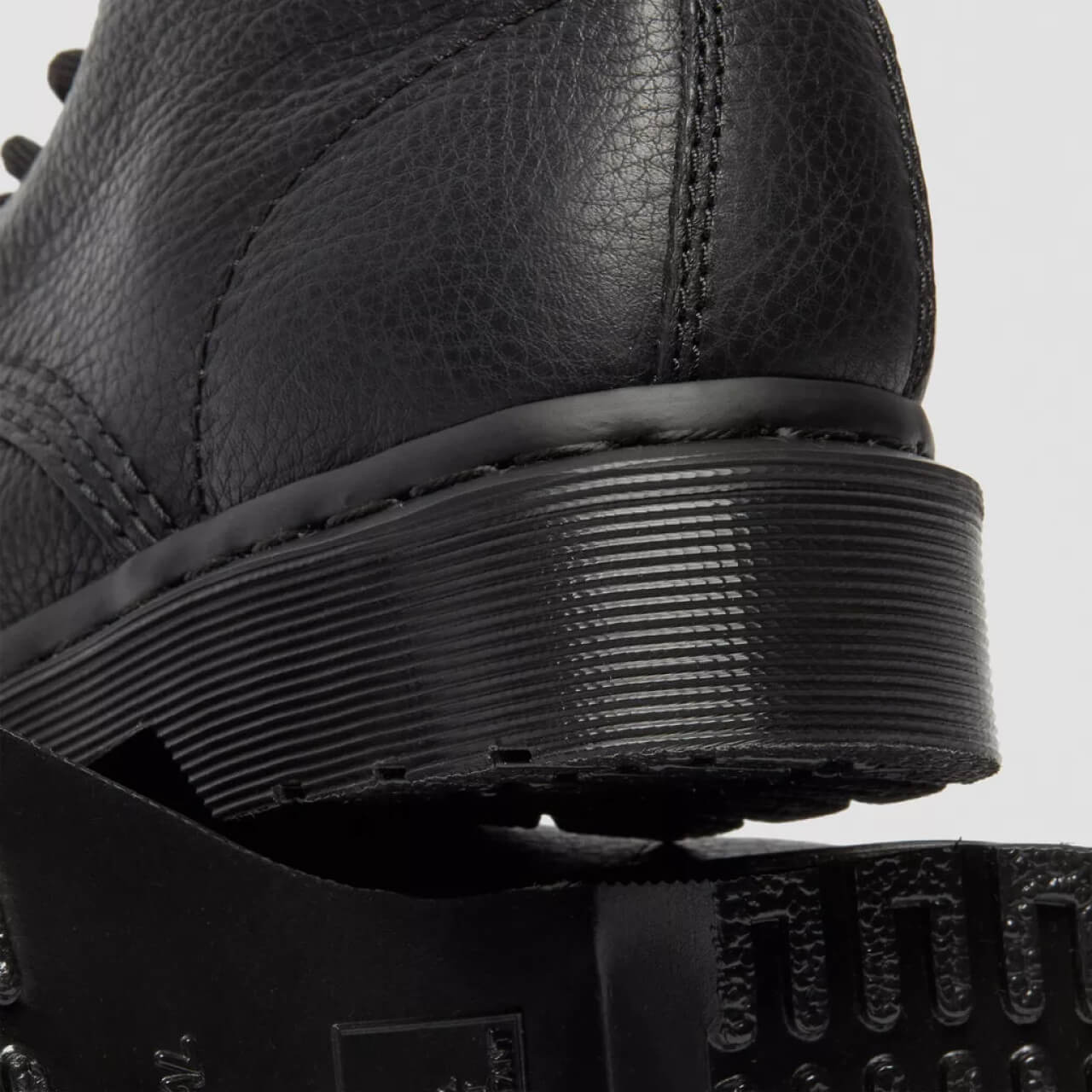 Dámske čierne členkové topánky Dr. Martens 1460 Pascal Mono