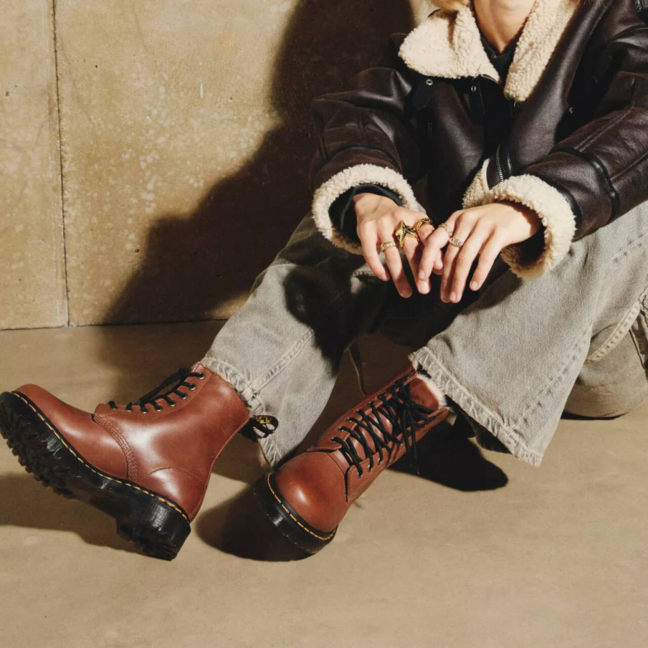 Dámske hnedé členkové topánky Dr. Martens 1460 Serena