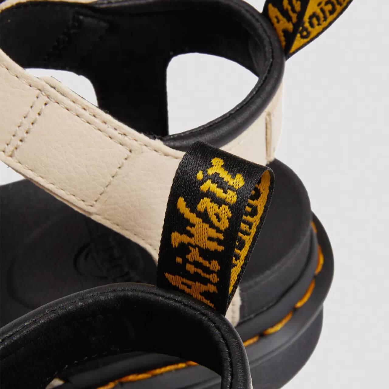 Dámske béžové sandále Dr. Martens Blaire