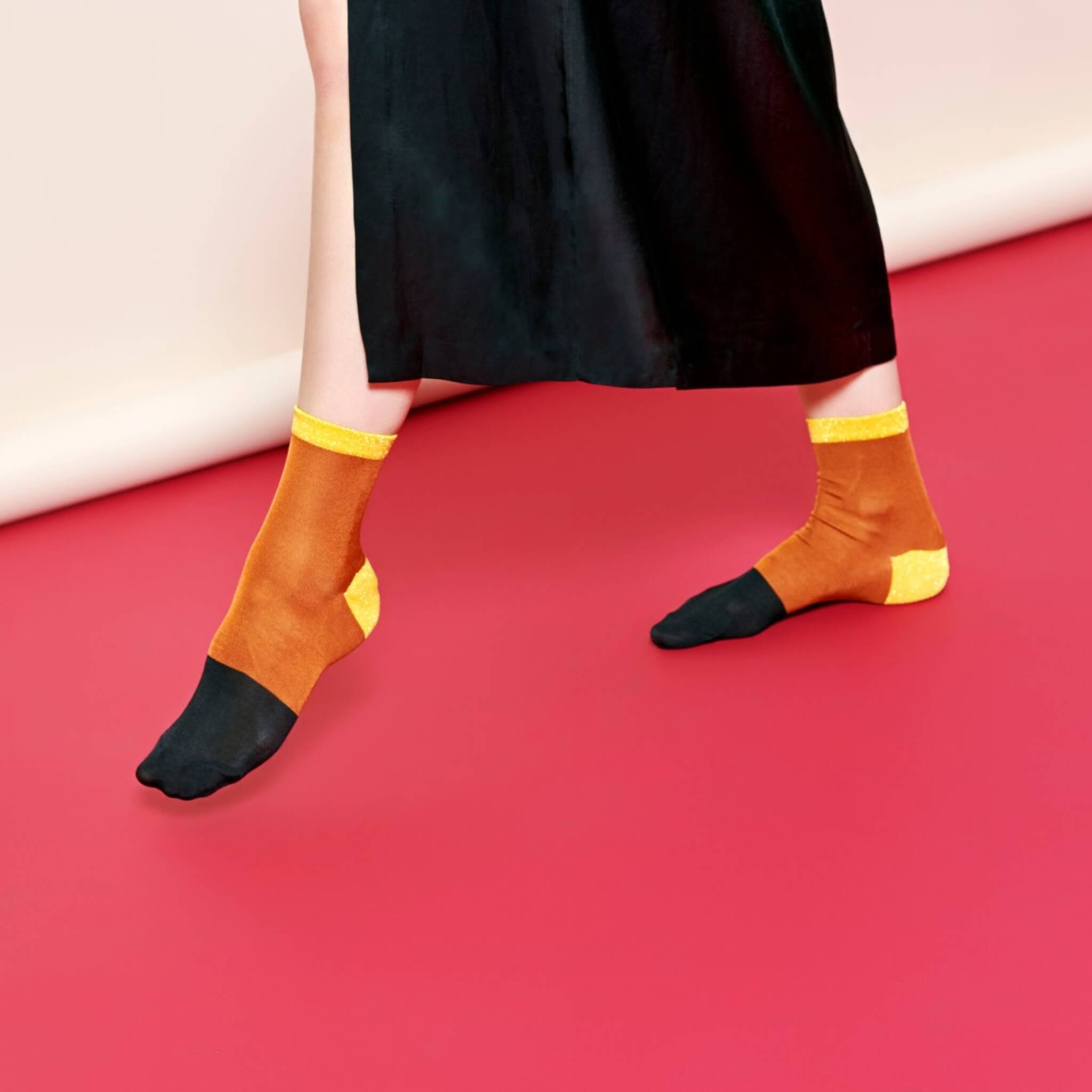 Dámske oranžovočierne ponožky Happy Socks Liza // kolekcia Hysteria