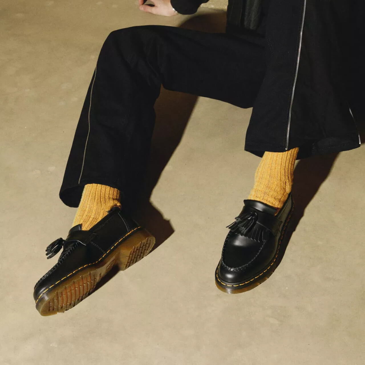 Čierne mokasíny Dr. Martens Adrian Yellow Stitch
