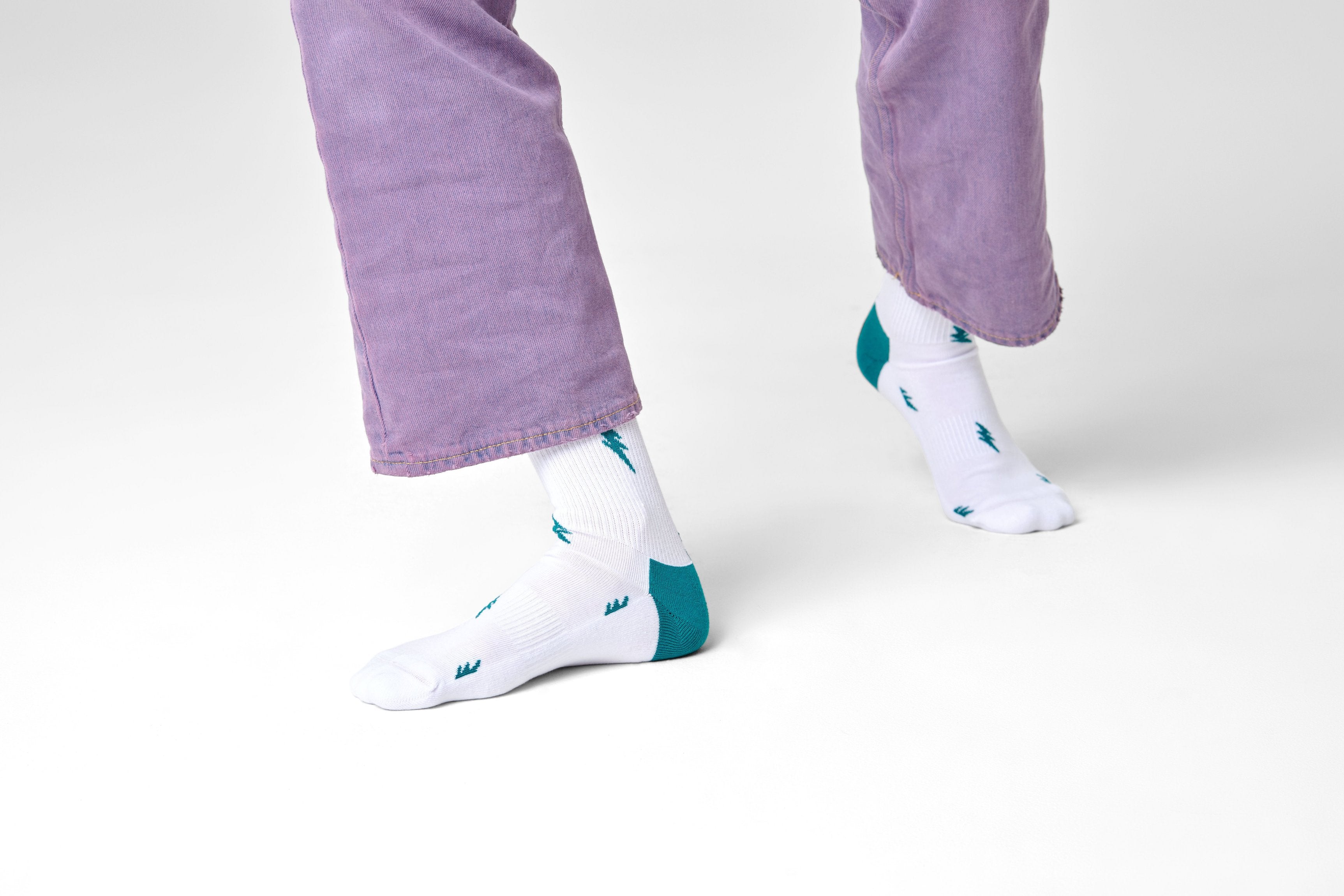 Biele ponožky Happy Socks s bleskami, vzor Small Flash // KOLEKCIA ATHLETIC